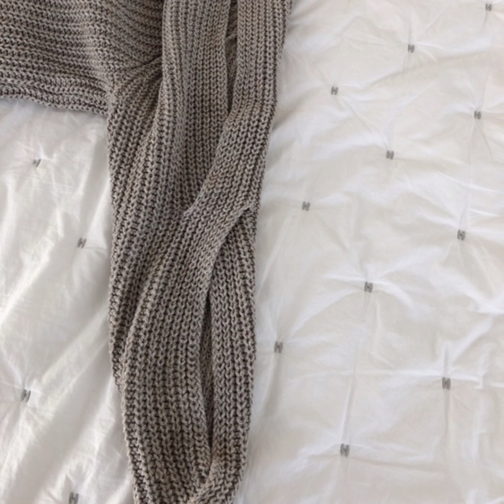 Leith Ribbed Cold Shoulder Sweater - Picture 7 of 8